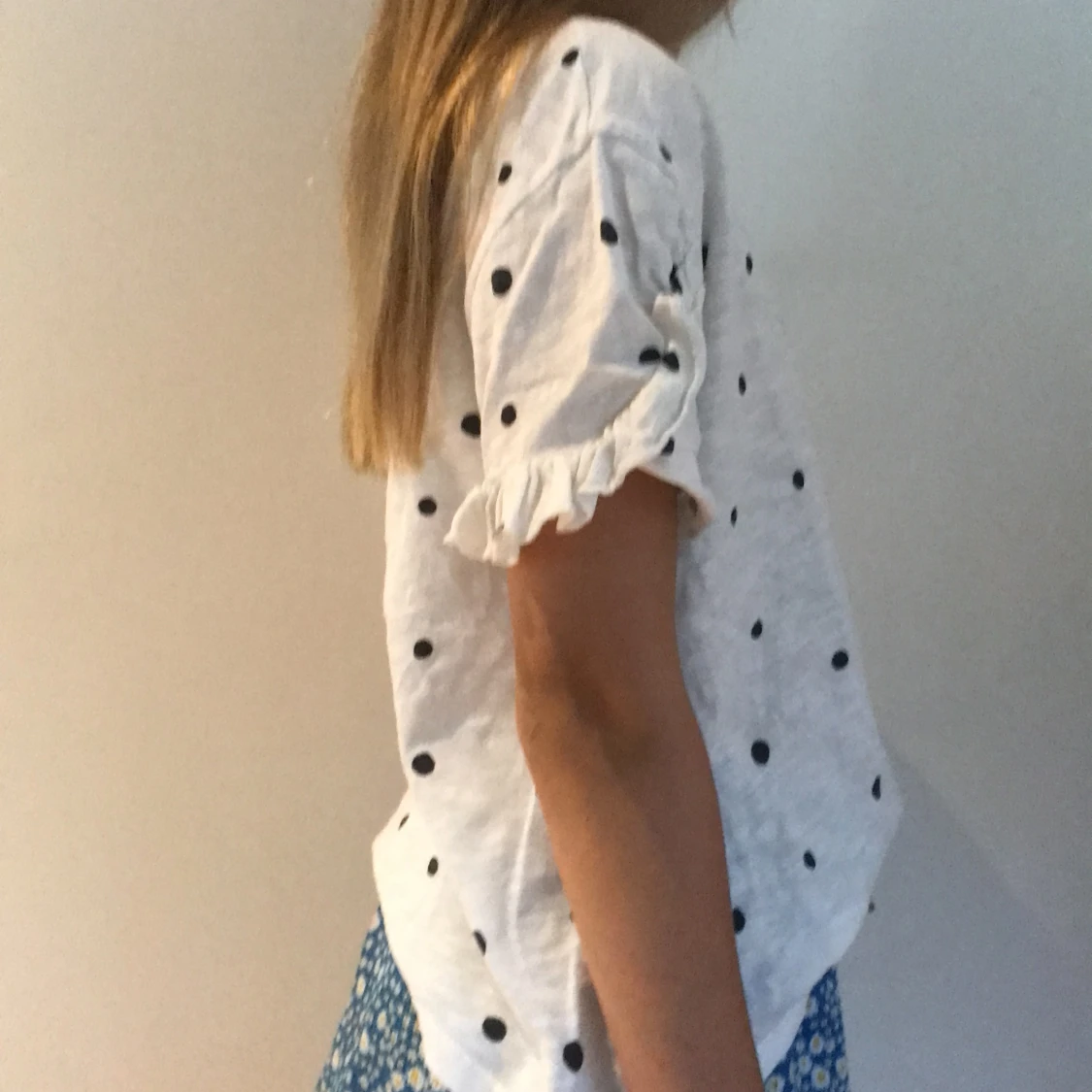 Prickig teeshirt med volang - 90