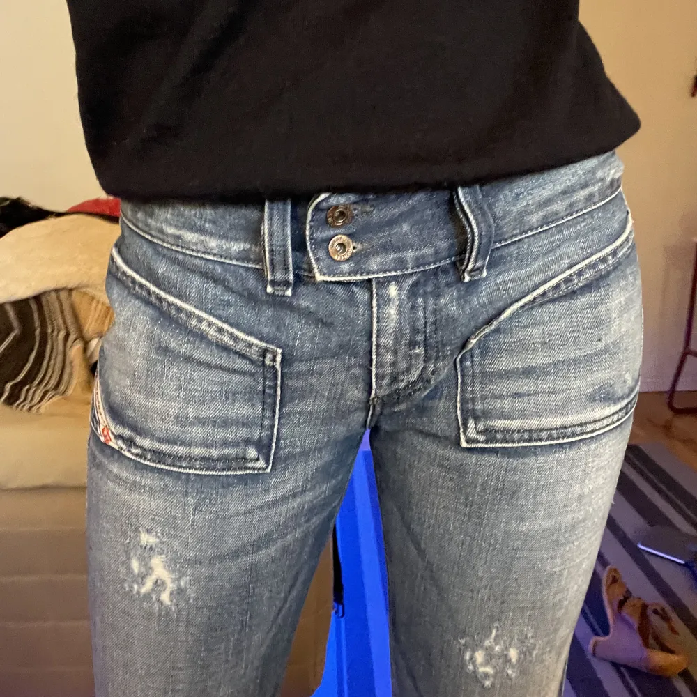 fina långa diesel jeans, säljer dom efter som att dom tyvärr är för långa för mig💗innerbensmått: 90 cm midjemått tvärsöver: 39 cm 💗jag är 160 lång. Jeans & Byxor.