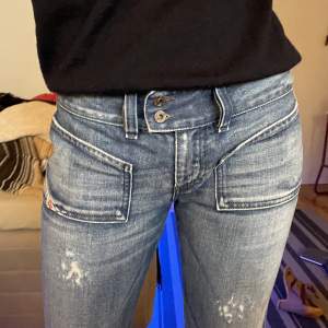fina långa diesel jeans, säljer dom efter som att dom tyvärr är för långa för mig💗innerbensmått: 90 cm midjemått tvärsöver: 39 cm 💗jag är 160 lång