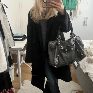 Kappa - Lång kappa från zara perfekt till höst!! Liten i storleken så L sitter bra på mig som normalt har s❤️Använd en gång så inga defekter! 