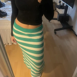 randig stickad kjol - använd 1 gång, jätte skön o snygg till hösten också!💓💓slutar ungefär mitten på vaderna på mig som är 1,67💓