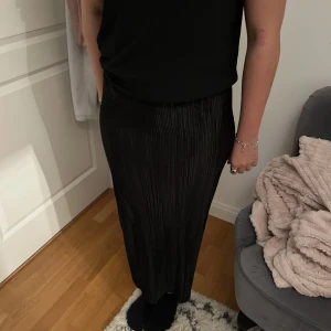 Svart satinkjol - Jättefin svart satinkjol som knappt blivit använd💕