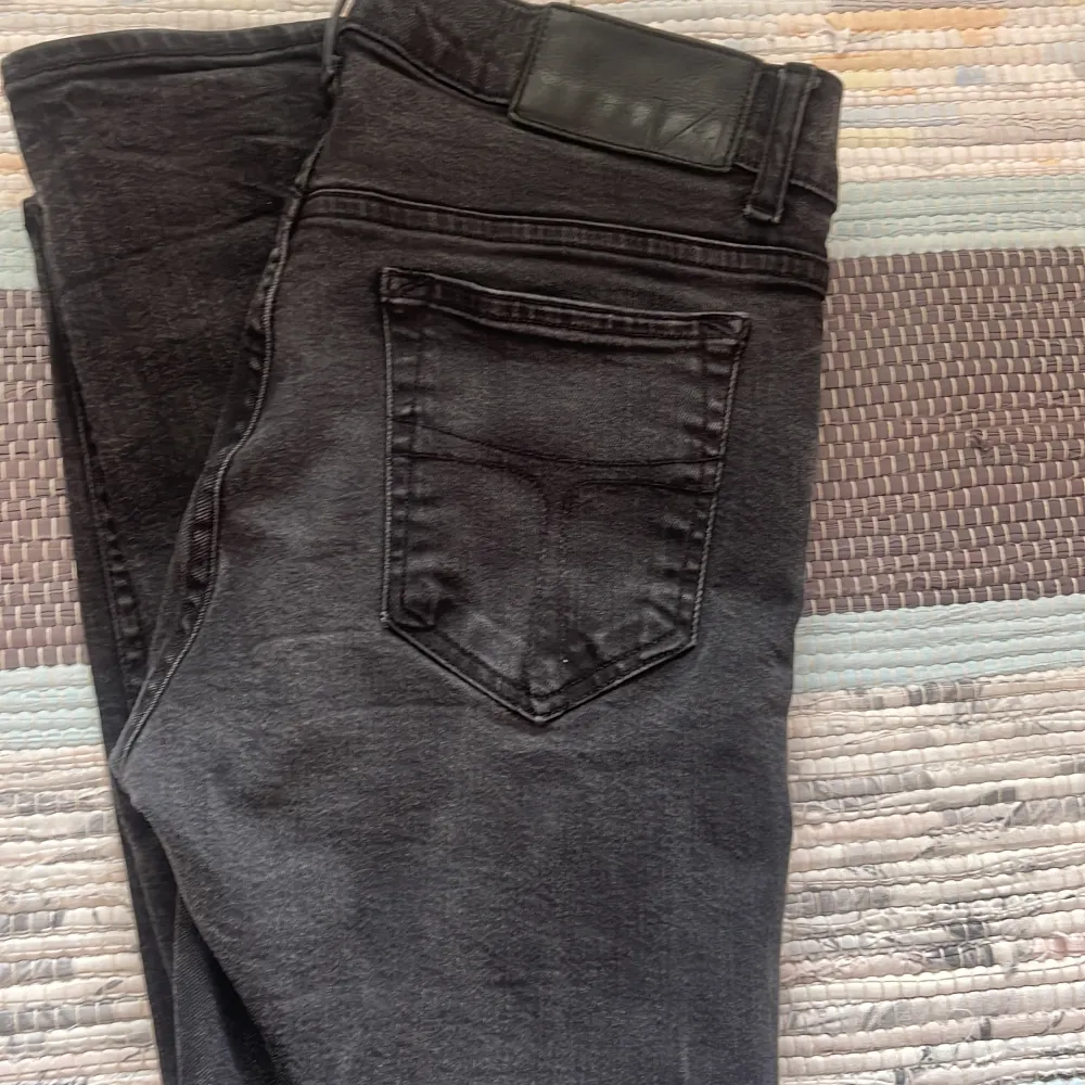 Ett par svarta o fina tiger of Sweden jeans. Använda men ändå i fint skick. Är i storlek 29/32 men känns mindre i storleken och passar nog dig som är 158-170 beror på hur du vill att dom ska sitta. Kan gå ner i pris och tar emot byten också👍. Jeans & Byxor.