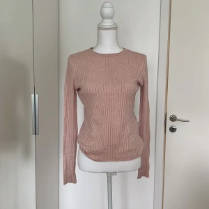 Rosa stickad tröja - Från ONLY. Super skönt material. Aldrig använd