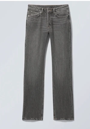 Gråa weekday jeans!! - Jätte fina gråa weekday jeans, inget fel på dem, säljer pga slutat använda. Sitter typ mellan Low och Mid Waist på mig och jag har rätt stor midja! Är inte hemma nu så kan inte visa tydlig bild på mig men hemma snart så kontakta för mer❤️Nypris=590 nu=400