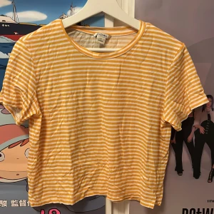 Gul randig T-shirt :) - T-shirt köpt på Monki och i bra kondition :D Storlek s