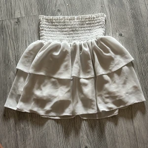 Volang kjol - Vit volang kjol från Chelsea i storlek xs. Jätte fin till sommaren❣️skriv för funderingar😋☀️