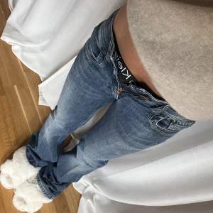 Säljer dessa lågmidjade bootcut jeans från diesel då dem var för små för mig🥲❤️‍🔥❤️‍🔥 Skitsnygga men små i storlek och skulle säga att dem är som en W25 eller en 34❤️‍🔥💓 Midjemått är 68 cm och innerbenslängd är 80 cm🌸💗