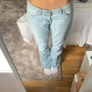 Lågmidjade zara jeanse - Otroligt fina lågmidjade, ljusblåa jeanse från zara🩷 säljer för dem e för stora för mig som vanligtvis har 36, dessa jeansen är storlek 38 o långa o bra på mig som är 172❤️är knappt använda o ser ut som nya🫶🏼