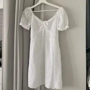 En vit klänning från hollister i storlek S. Använd endast en gång.