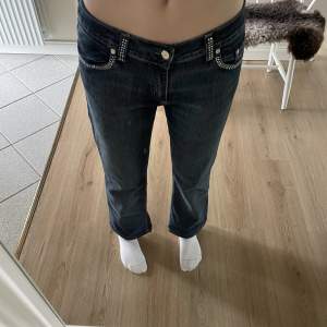 Ett par jättefina mörkblå jeans med snygga detaljer på fickorna, märke dolce&gabbana i storlek w33, skriv privat för fler bilder💗
