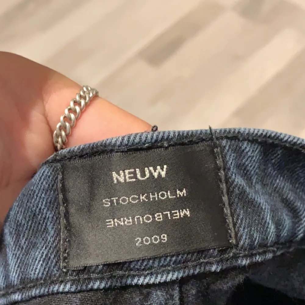 Neuw jeans storlek 30/32, 9/10 skick, sälj pågrund av att de är för små för mig, och har endast legat i garderoben och tagit plats, kom privat för fler info/frågor. Pris kan diskuteras! Ny pris ca 1100kr. Jeans & Byxor.
