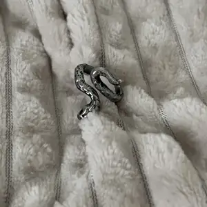 Silver orm ring, vet inte måtten, ganska liten storlek.