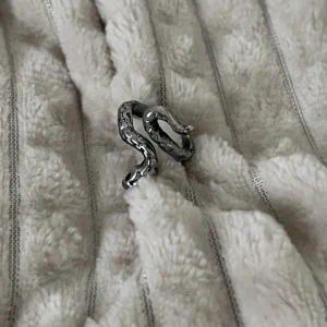 Silver ring - Silver orm ring, vet inte måtten, ganska liten storlek.