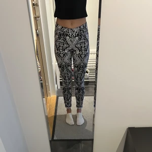 Byxor - Byxor från H&M i strl. 34. Stängs med dragkedja baktill. Aldrig använda. 