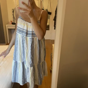 Kläning  - Säljer min jätte fina kläning då den tyvärr inte kommer till användning och aldrig använts!!💕