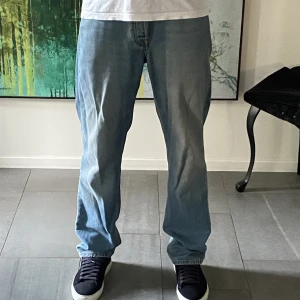 Ljusblåa jeans - Säljs pågrund utav att dem inte längre blir andvända. Jeansen är i bra skick. Köparen står för fraktkostnad, jag är 186