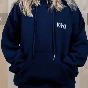 WASL seam hoodie är designad att ge en snygg look och ha en väldigt bra kvalitet. Är den perfekta hoodien för träning och mys. 80% bomull och 20% Polyester. Finns i storlek Xs och S ny pris 449kr och säljes för 250 då de är i ny skick. 
