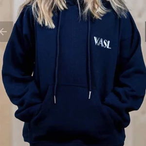 Hoodie  - WASL seam hoodie är designad att ge en snygg look och ha en väldigt bra kvalitet. Är den perfekta hoodien för träning och mys. 80% bomull och 20% Polyester. Finns i storlek Xs och S ny pris 449kr och säljes för 250 då de är i ny skick. 