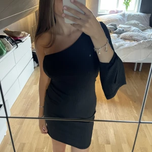 Klänning - Söt klänning som jag aldrig har använt. Har en slits i armen. Jättebra skick!💞💞