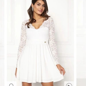 Studentklänning  - Säljer min studentklänning från 2021, köpt ny för 600kr på bubbleroom, endast använd på studenten och i gott skick, inga fläckar eller liknande. Kan skicka fler bilder på klänningens skick! OBS! Fraktar ej