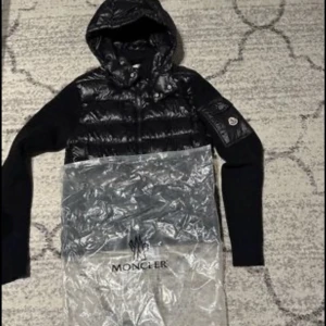 Moncler cardigan  - För liten för mig mycket bra skick