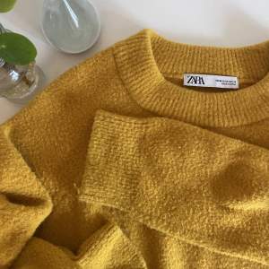 Säljer nu denna otroligt mjuka senapsgula tröjan som är köpt på Zara för ca 3 år sedan. Har bara använts ett fåtal gånger så är fortfarande i nyskick ✨ Bara att skriva om du har några frågor!