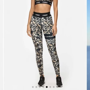 Stronger tights - Ett par leopard mönstrade träningstights ifrån märket stronger. Mycket fint skick! Byxorna köptes för 799 men säljer endast för 250! 