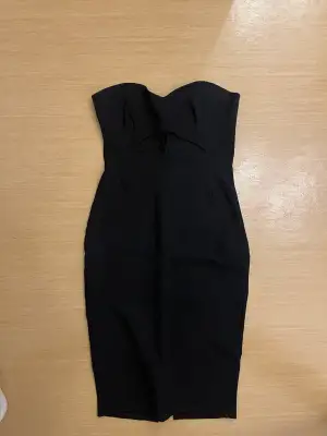 Super fin enkel elegant klänning, säljs för den inte kommer till användning. Enbart använd 1 gång
