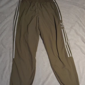 Adidas byxor st M - Säljer ett par adidas gröna byxor st M, nyskick då dom endast är använda fåtal gånger inomhus. Finns ingenting att anmärka på. 