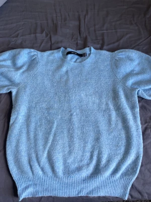 Stickad t-shirt - Snygg stickad tröja, fortfarande i bra skick. 