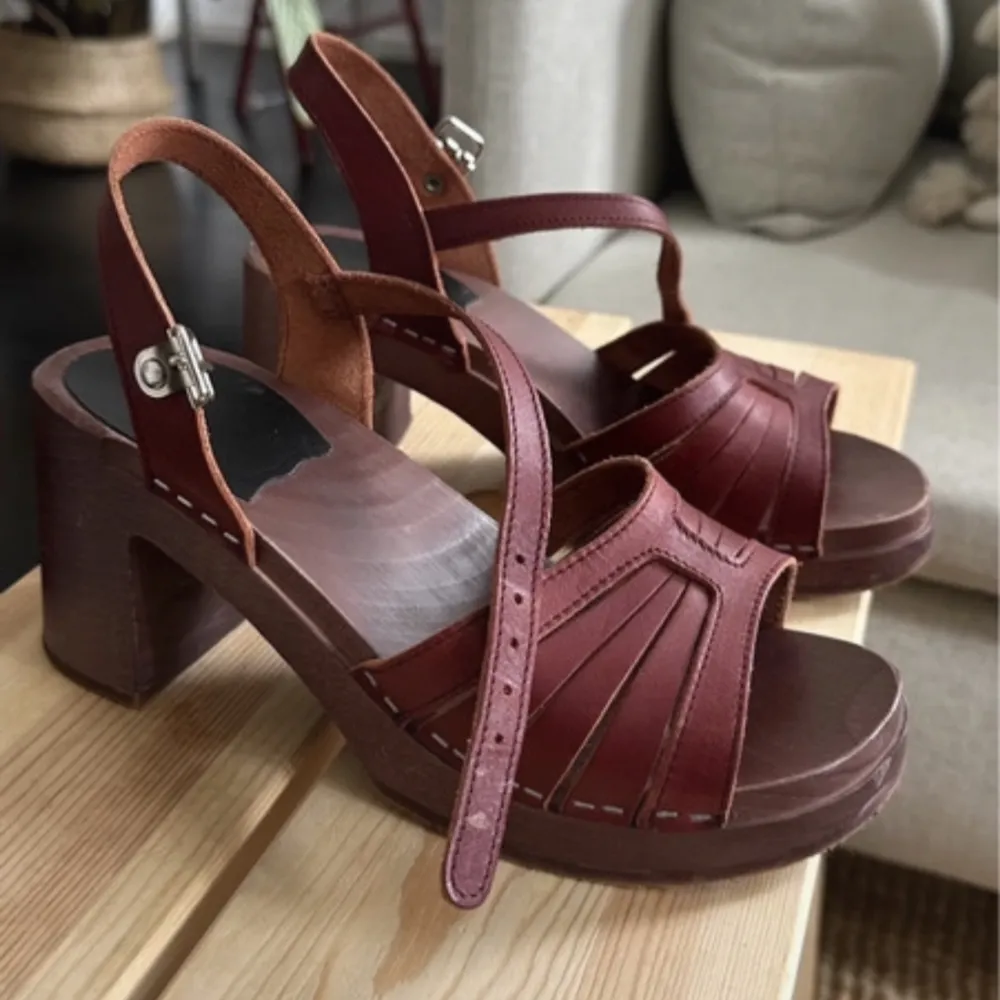 Swedish hasbeens medium heel sandals inItalian vachetta leather handicraft braiding. This walkable & welcoming style fits both a slim and wide foot. The natural and hard high quality leather will soften, stretch and age beautifully with wear. Made by hand. Skor.