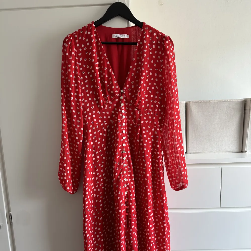 Säljer min fina röda Paris dress från Adoore då den inte kommer till användning🌸 Använd några gånger men är i fint skick! Köparen står för frakt <3 . Klänningar.
