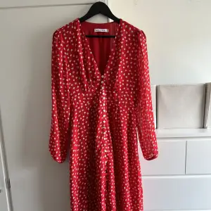 Säljer min fina röda Paris dress från Adoore då den inte kommer till användning🌸 Använd några gånger men är i fint skick! Köparen står för frakt <3 