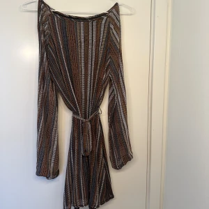 Klänning  - Klänning från SysterS point, storlek S Öppning vid axlarna 