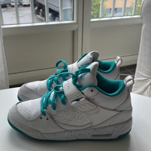 Jordan Flight 45 - Säljer mina Jordan’s då de inte används för de är lite små för mig. Nyskick endast använda 2 gånger.   Köpta för 2000kr