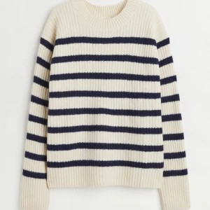 Randig stickad tröja - Ribbstickad randig tröja från h&m. Den är lite oversized. Använd fåtal gånger så i fint skick och perfekt till hösten.