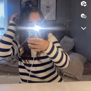 Stickad tröja  - Jätte fin randig stickad tröja ifrån Lindex. Använd några gånger men inga skador! 