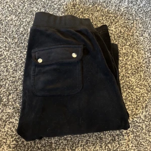 Juicy couture  - Juicy couture byxor med fickor! på sista bilden ser du att ena snöret är lite skadat men inget man tänker på!