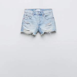 Säljer dessa populära zara shortsen i midwaist, storlek 34⭐️kontakta för fler bilder!! Bra skickkk inte så använda💞💞