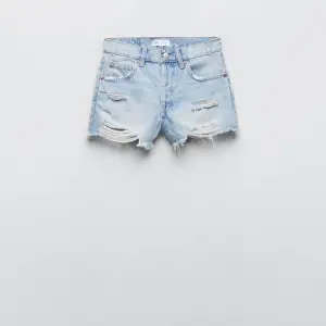 Säljer dessa populära zara shortsen i midwaist, storlek 34⭐️kontakta för fler bilder!! Bra skickkk inte så använda💞💞