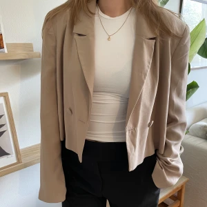 Kort kavaj - Kort kavaj i storlek 42/Large Beige från Gina tricot