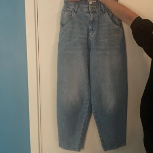 Blåa Jeans - Jeansen är använda ett fåtal gånger! Dom är i bra skick! 💕 