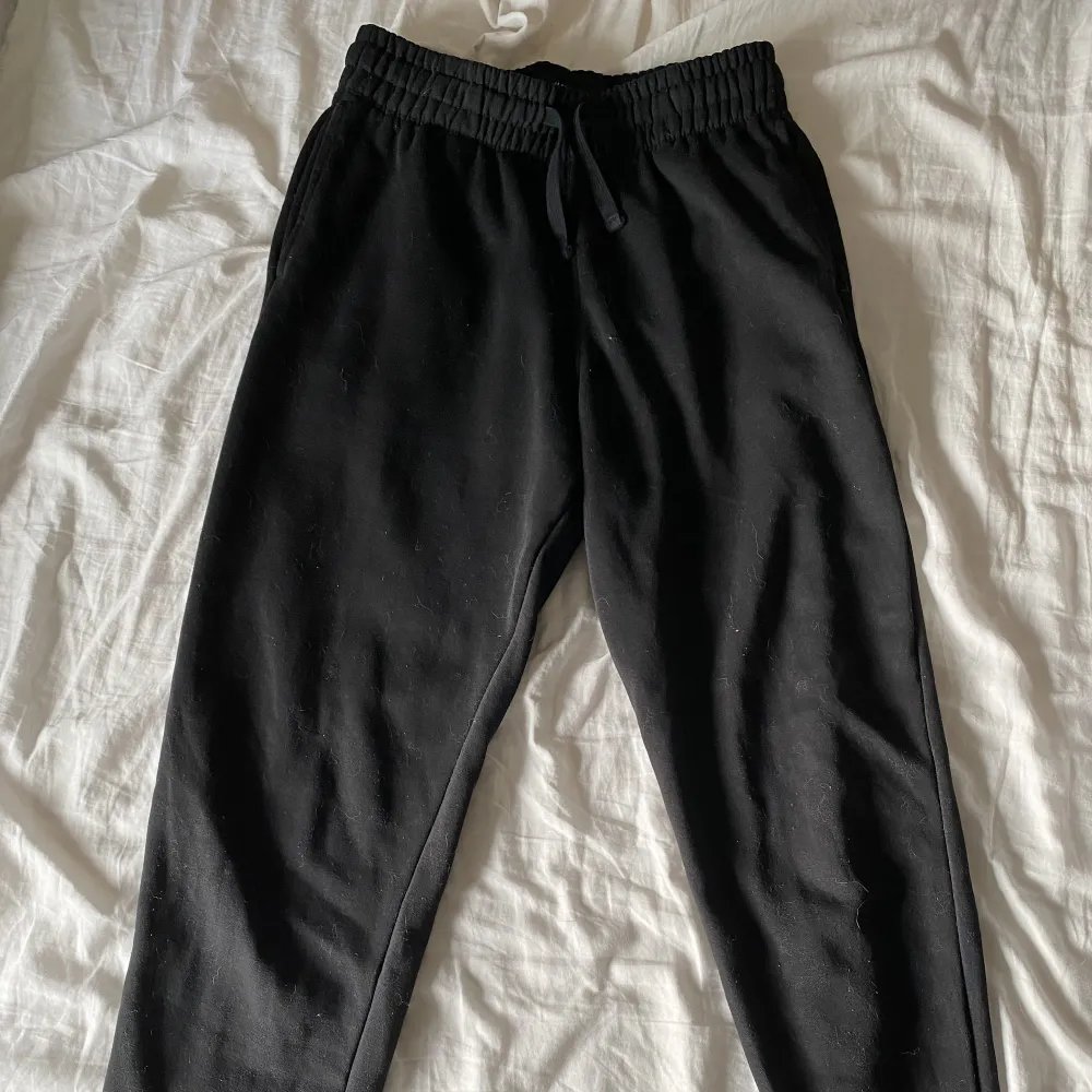 Svarta mjukis byxor i storlek XS från H&M.  Har två fickor fram. Byxbenen har muddar.  Bara använd något fåtal gånger.. Jeans & Byxor.