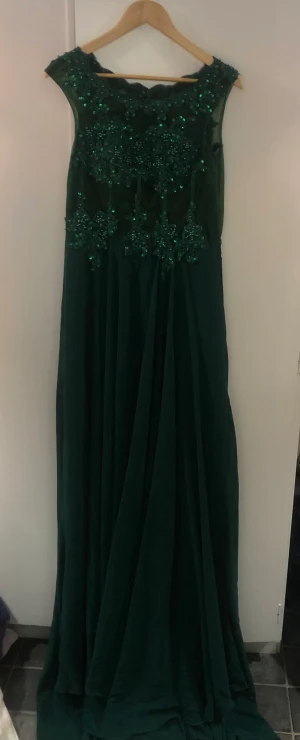 Fest klänning  - Bra skick, använd endast 1 gång, står ingen storlek men passar personer med storlek L.