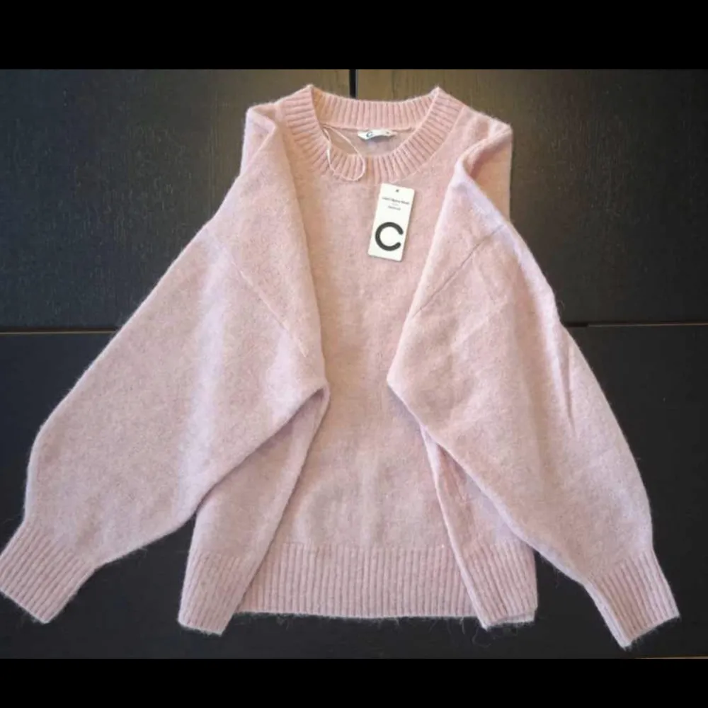 Säljare denna helt nya rosa tröja från Cubus, alldrig använd❤️ storleken är xl men jag som har S funkar den på. Super mysig om man har mindre storlek och vill ha lite oversized och om man har xl som en vanlig tröja!❤️skulle säga att den sitter som s-m. Neuleet.