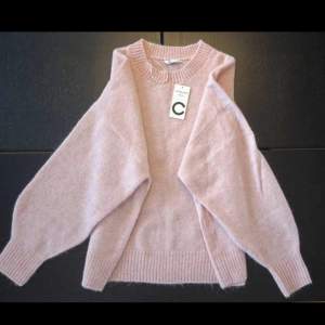 Säljare denna helt nya rosa tröja från Cubus, alldrig använd❤️ storleken är xl men jag som har S funkar den på. Super mysig om man har mindre storlek och vill ha lite oversized och om man har xl som en vanlig tröja!❤️skulle säga att den sitter som s-m