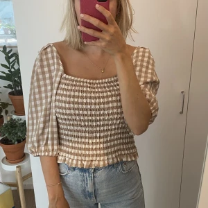 Blus  - Rutig blus. Använd 1 gång på ett bröllop. Köpt för 399. ONE SIZE 