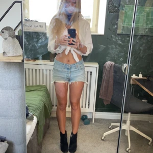 Levis jeanshorts - Fina jeanshorts från Levis! Finns en reva på shortsen, se bild 2 