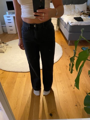 Svarta jeans - Svarta oversized jeans från Lindex. Inga slitage på byxorna. Skriv privat ifall intresse finns!